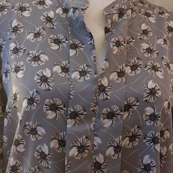 Banana Republic Silver Grey Floral Print Blouse Sz Small - Picture 4 of 8